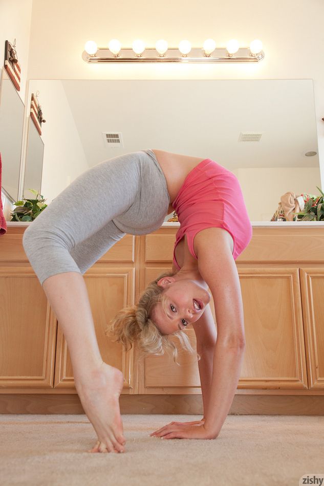 Madison Swan Shows Her Flexibility In Leggings