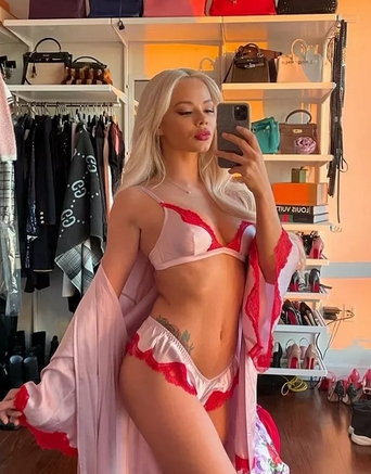 Playboy centerfold Elsa Jean shows her hot figure | Daily Girls @ Female Update